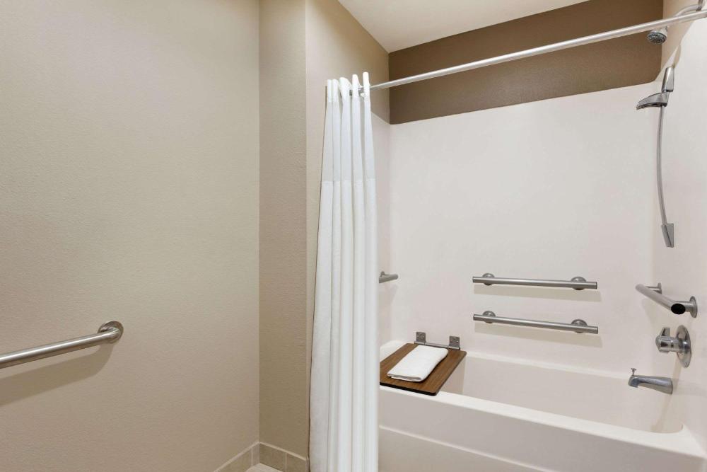 King Room with Bath Tub - Mobility Accessible/Non-Smoking interior