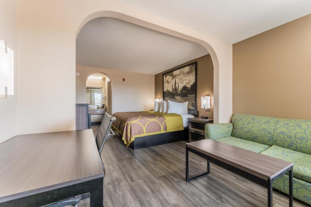 Business King Suite - Non-Smoking interior